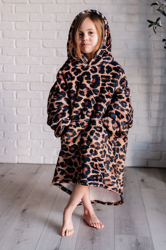 Kids Oversized Hoodie Blanket in Leopard, sherpa – alternate view 2