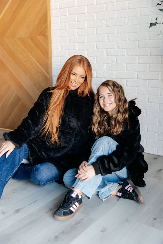 Kids Oversized Hoodie Blanket in Black, sherpa – alternate view 2