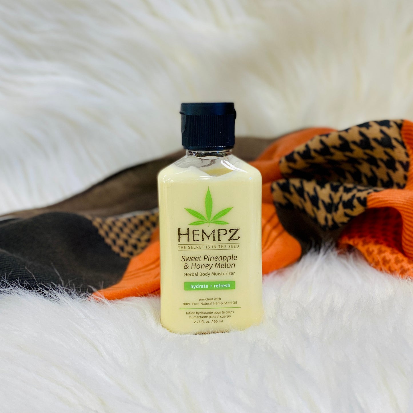 Hempz Travel Size Sweet Pineapple & Honey Melon Herbal Body Moisturizer        Benefits Powered with pineapple and honey melon extracts to help condition, soften and hydrate the skin Helps even skin tone, while keeping skin conditioned, with the naturally anti-inflammatory properties of jojoba seed oil Moisturizes and softens skin with shea butter