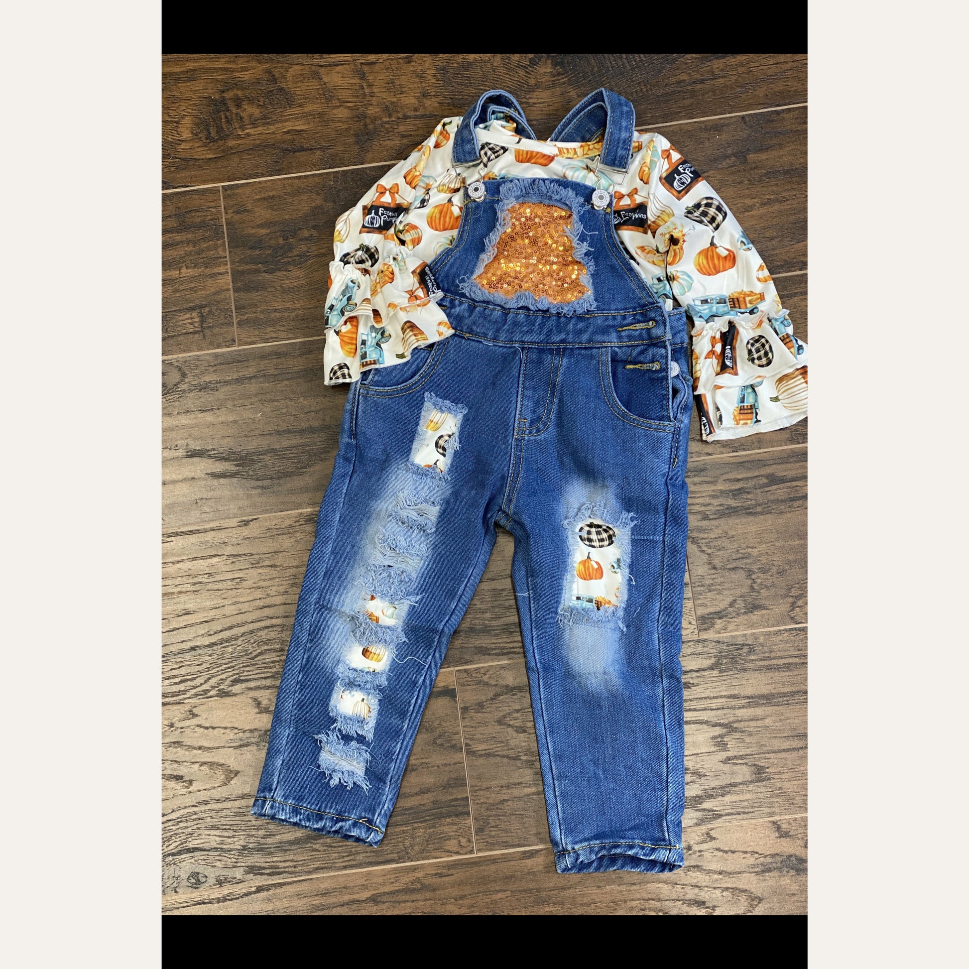 This maize yellow ruffle sleeve top features a vibrant pumpkin patch design. We recommend pairing it with our matching pumpkin patch overalls.  In-store ready to ship or try on!