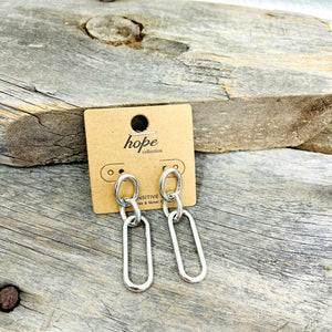 ﻿                                                     Link Chain Earrings   A silver chain Earring to add a edgy side to any outfit.  Lead free & Nickel free For sensitive ears 