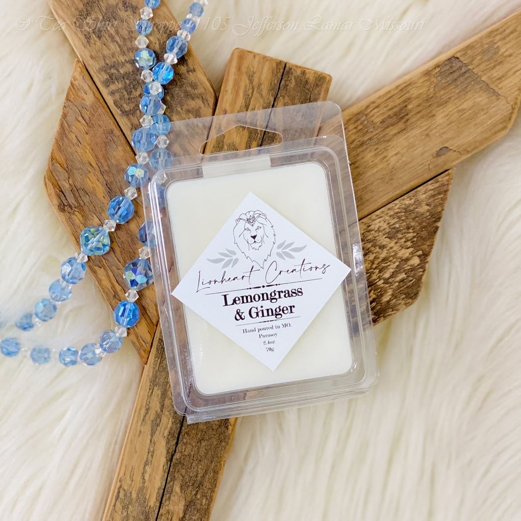 Lemongrass & Ginger Scented Wax Melt Welcome to the paradise of Lemongrass and Ginger! Our wax melt will fill your home with a sensational treat - the perfect combination of fresh citrus and spicy ginger.