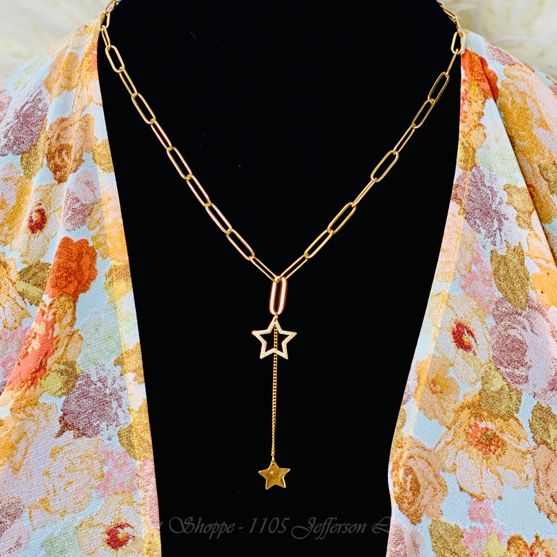 Give your outfit that little touch of gold it's needing with this lovely star duo necklace. 